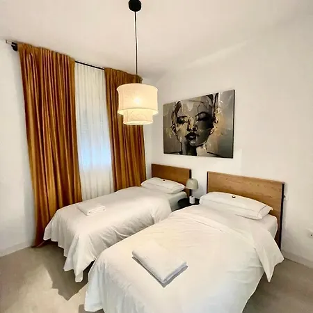 Apartment Historical Centre! Private Terrace & Gym-near Public Parking